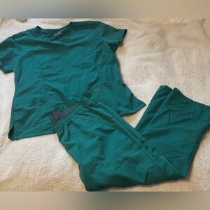 Hunter Green Women’s Scrub Set